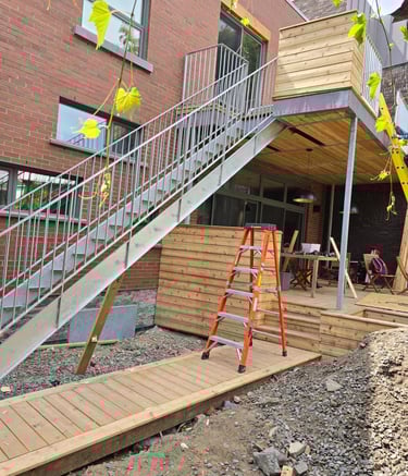 escalier et balcon en acier et bois
