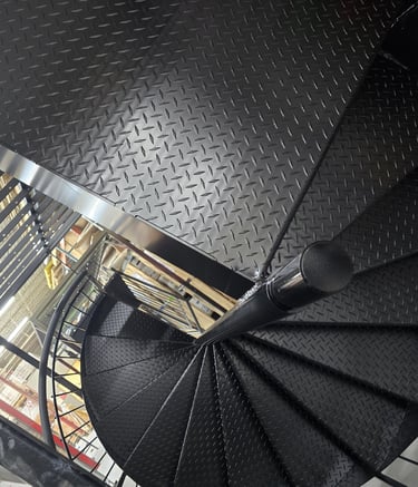 escalier en colimaçon noir