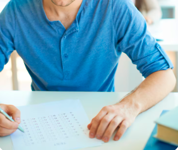 PLIDA Certificación. Hombre se prepara para el test. Cursos de lasciatemicantareinitaliano