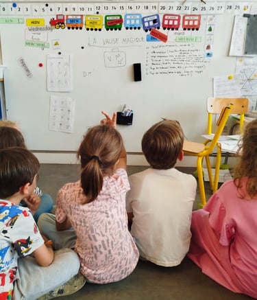 Atelier d'écriture avec des enfants, animé par Mily's Writing dans une école
