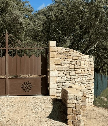 mur-en-pierre-uzes.jpg