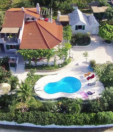 Prekrasna vila s privatnim bazenom i vrtom u Dalmaciji, idealna za obiteljski odmor