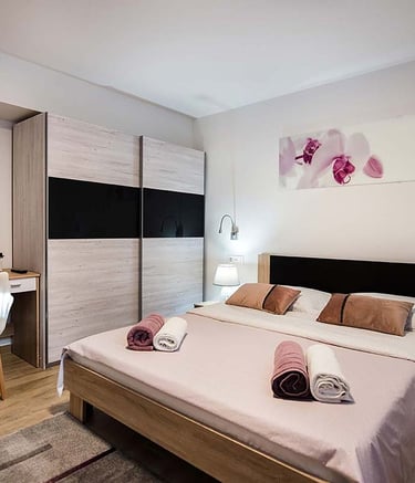 Spavaća soba u luksuznom apartmanu u Splitu, udoban krevet i moderan interijer