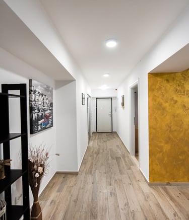 Elegantni interijer apartmana s modernim ukrasima