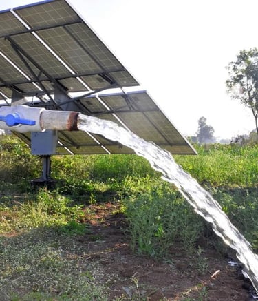 imagem de uma bomba solar soltando agua