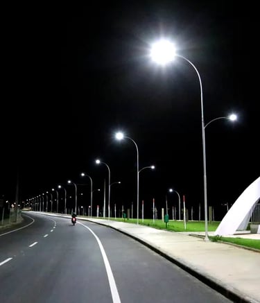 postes clareando a rua