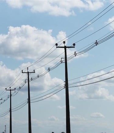 postes com fios elétricos