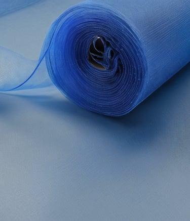 A brick wall with a wooden lattice features a colorful sign. The sign, themed with a turtle and a frog, contains ecological guidance in Portuguese text. The messages emphasize respect for nature, advising to leave no trace and to refrain from harming the environment.