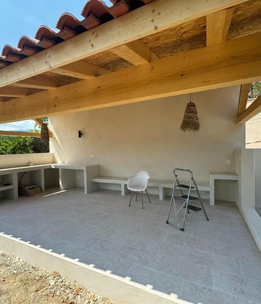 Terrasse extérieure aménagée avec pergola en bois moderne