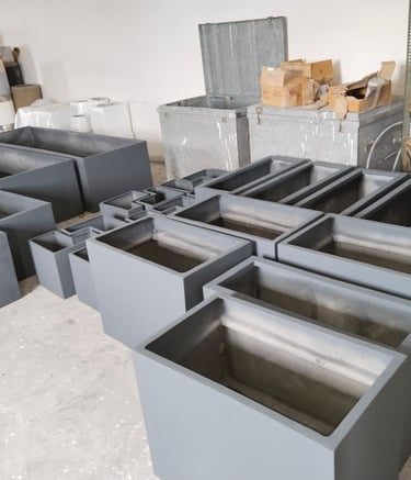 a bunch of metal containers with some sort of metal