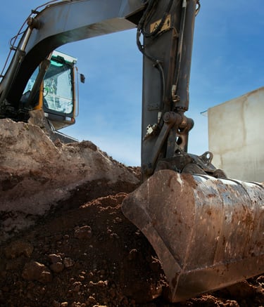 CNT Hafriyat - İnşaat temel kazısı çalışması yapan paletli ekskavatör