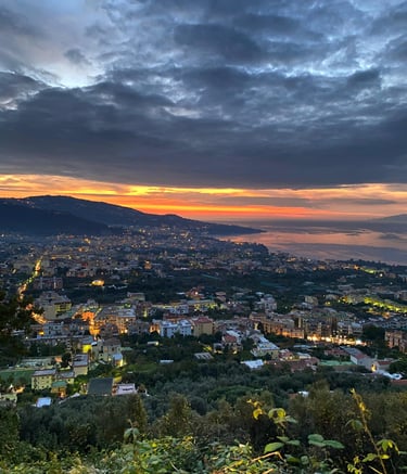 sunset-sorrento-edifici-nuvole-montagne-mare-colori