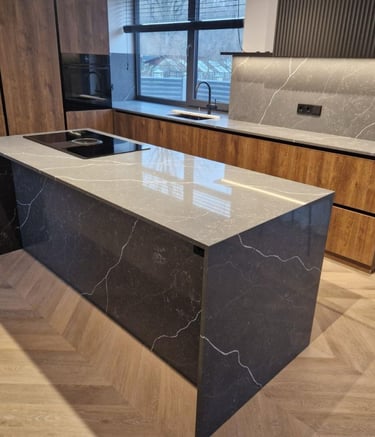 "virtuvės baldai su pilku blizgiu kvarco stalviršiu"