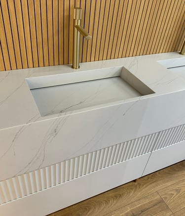 "vonios spintelė su kvarco akmens stalviršiu ir praustuvu iš kvarco"