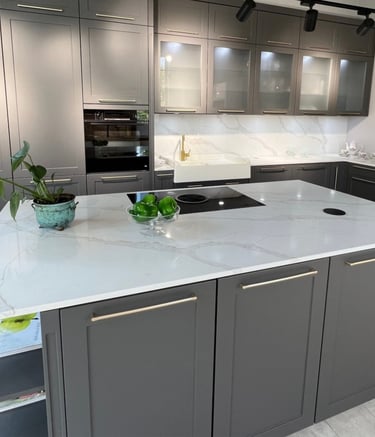 "baltas su pilkomis gyslomis kvarco stalviršis virtuvei"