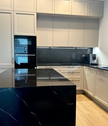 "virtuvės stalviršis iš juodo blizgaus kvarco akmens"