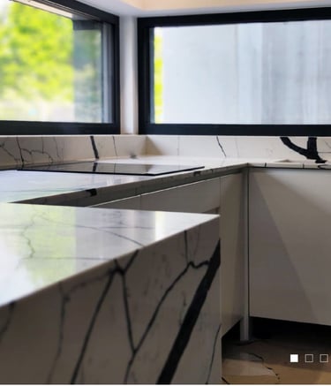 "baltas su juodomis gyslomis kvarco akmens stalviršis"