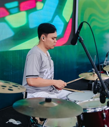Tutor Drum dari Notasi Music Course Kursus Musik Privat di Kendal sedang pentas