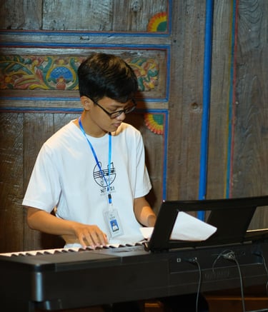Dimas, Tutor Piano Notasi Music Course memainkan piano