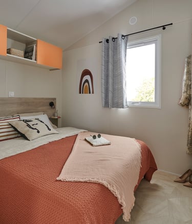 Chambre parentale avec lit 160 dans notre mobil-home Les Dunes à Sarzeau. Un cocon de douceur pour vos nuits. #locationcampin