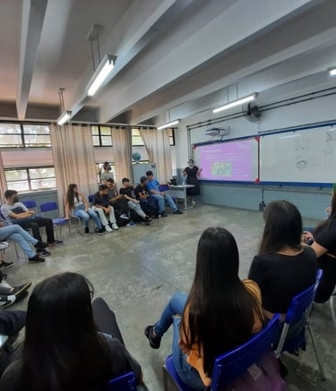 Gabriela Bechara Zilligministra uma palestra sobre acessibilidade digital em uma sala de aula