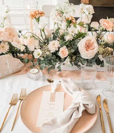 Cheminn de table couleurs nude et rose claires. Photo @Chloé Artières