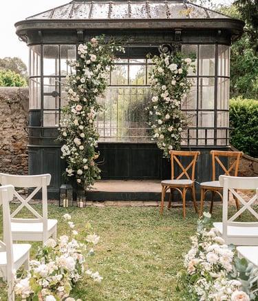 décor de cérémonie - arche florale originale teinets nude- Photo @Chloé Artières