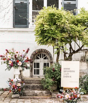 Décoration du lieu de Mariage - escalier fleuri et panneau de bienvenue- Photo @Chloé Artières
