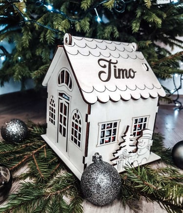 Graviruotas kaledinis namelis su vardu ir papuosimais