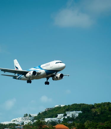 ein Flugzeug, das von der Landebahn eines Flughafens abhebt
