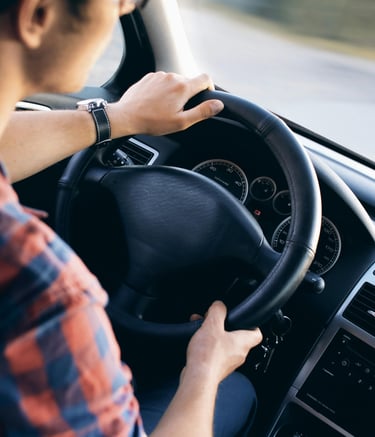 ein Mann, der ein Auto fährt