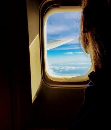 Eine Frau schaut aus dem Fenster eines Flugzeugs