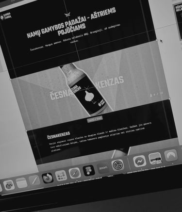 ryzha ikona ir fone kanda žandą tinklapio kūrimo procesas. matosi česnakenzas padažo paveiksliukas