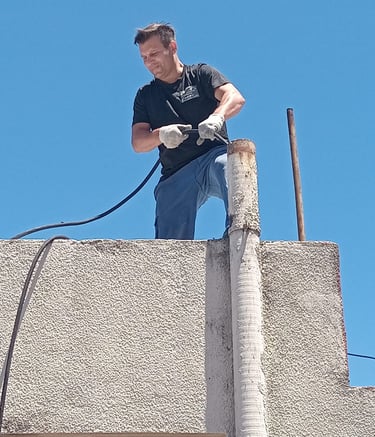 destapando bajada pluvial y cloacal