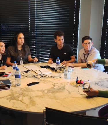 "pessoas ultilizando VR para Integração e dinâmica de Grupo"  