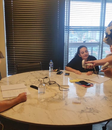 "pessoas ultilizando VR para Integração e dinâmica de Grupo"  