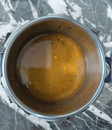 Sabut Masoor & Chana dal jerra in hot oil in cooker