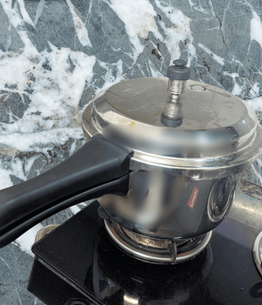 Sabut Masoor & Chana dal cooker closed