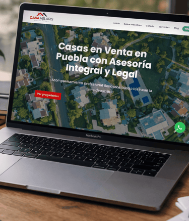 computadora mostrando pagina web con diseño y profecional