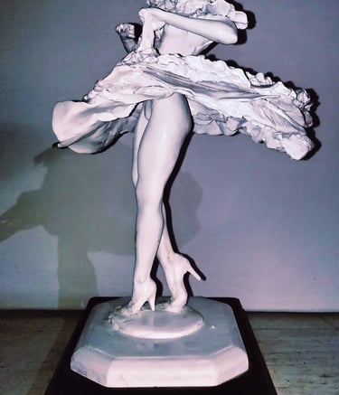 BAILANDO FELIZ Cerámica fría representa a una bailaora de flamenco