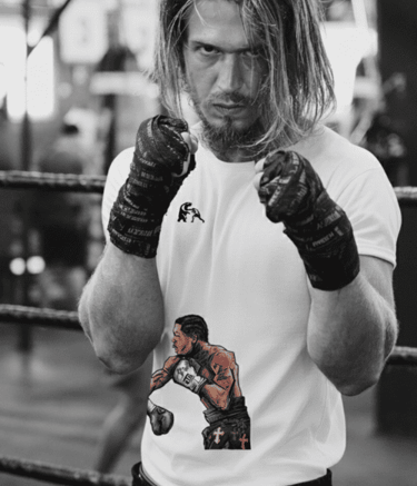 Boxeador usando una camiseta con estampado gráfico, en un ring de boxeo.