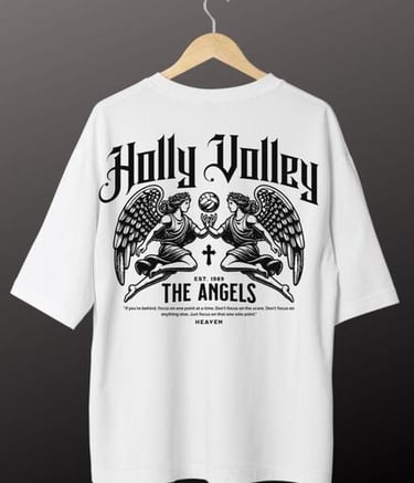 Camisa blanca, gráfico del logotipo “Holly Volley”, con dos ángeles y un balón de voleibol.