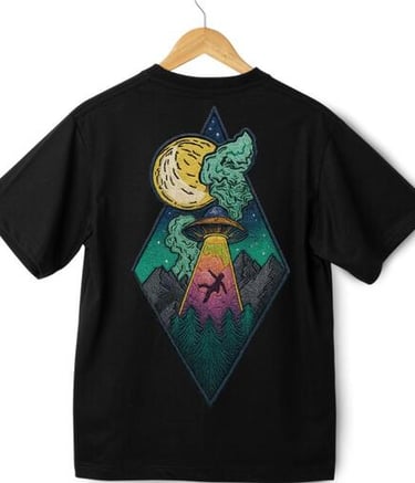 Camisa negra con un gráfico de una escena de abducción OVNI con una luna, montañas y bosque.