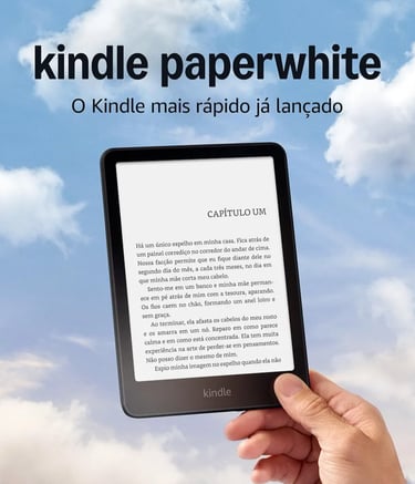 A person holding the new Amazon Kindle Paperwhite e-reader showing Portuguese text against a blue sky with clouds.
