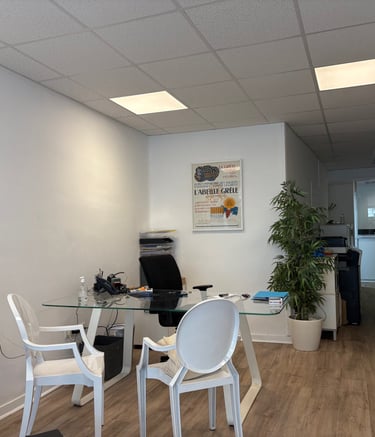 Bureau d'accueil avec mur blanc