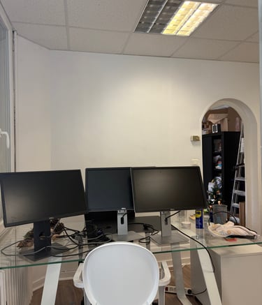 Bureau avec 3 écrans et une porte en arche