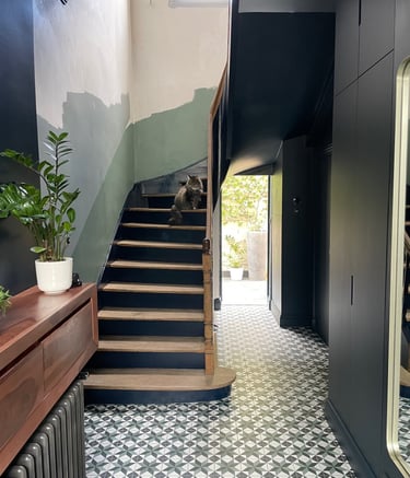 Couloir et escalier donnant sur une cour
