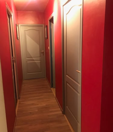 Couloir rouge et gris