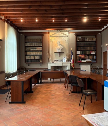 Salle du conseil avec grande table de réunion