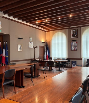 Grande salle de réunion avec une table rectangulaire